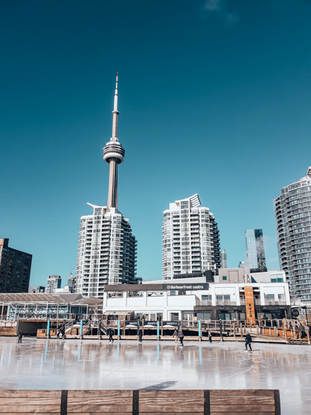 toronto cn tower in winter