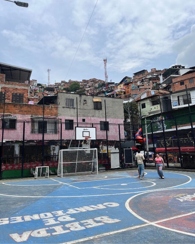 how to visit comuna 13