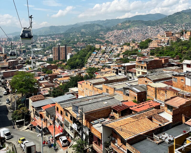 how to visit comuna 13 in medellin colombia