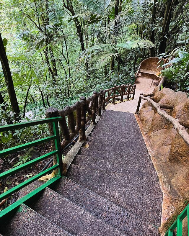 stairs leading down to la fortuna waterfall