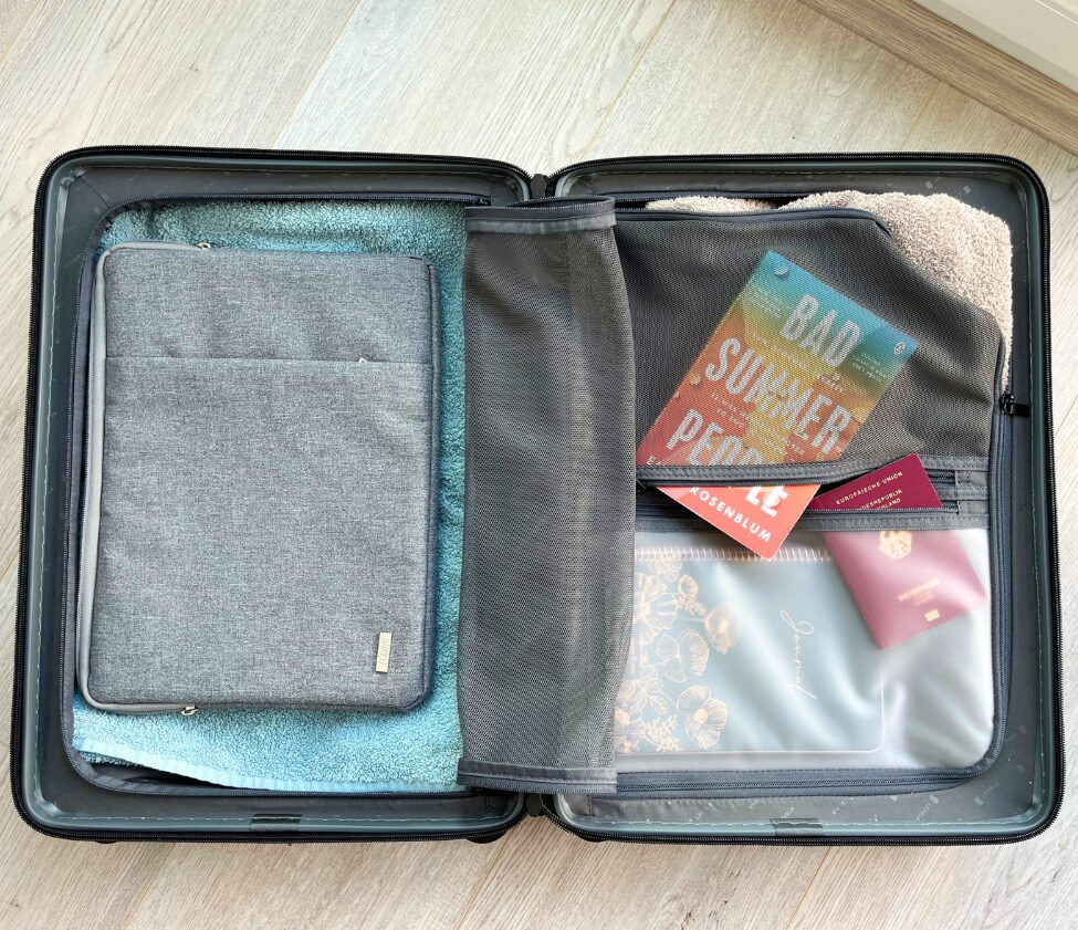 compartments of level8 voyageur carry on