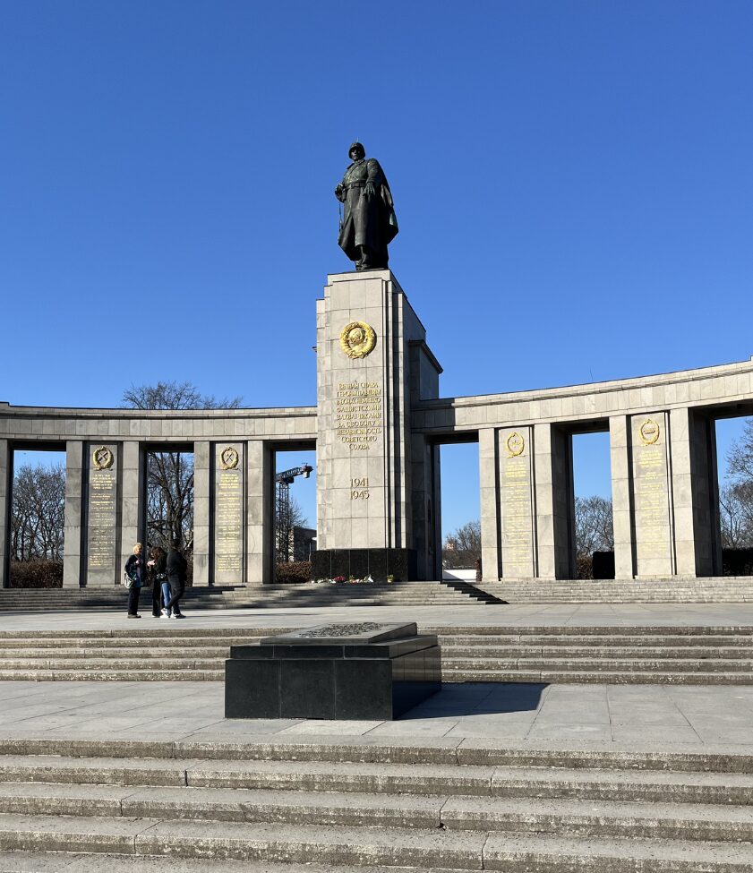 soviet memorial in berlin tiergarten